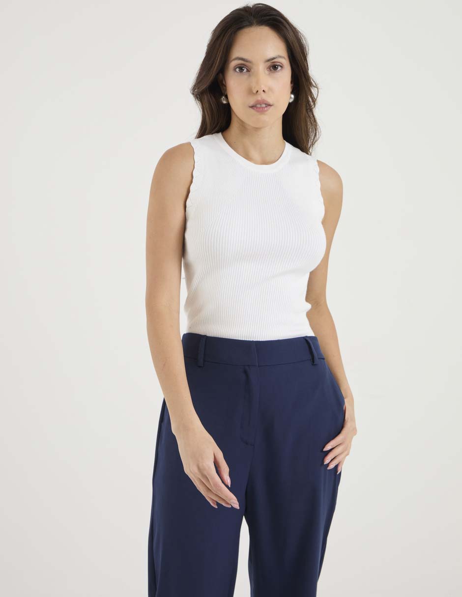 Top cuello redondo escote regular